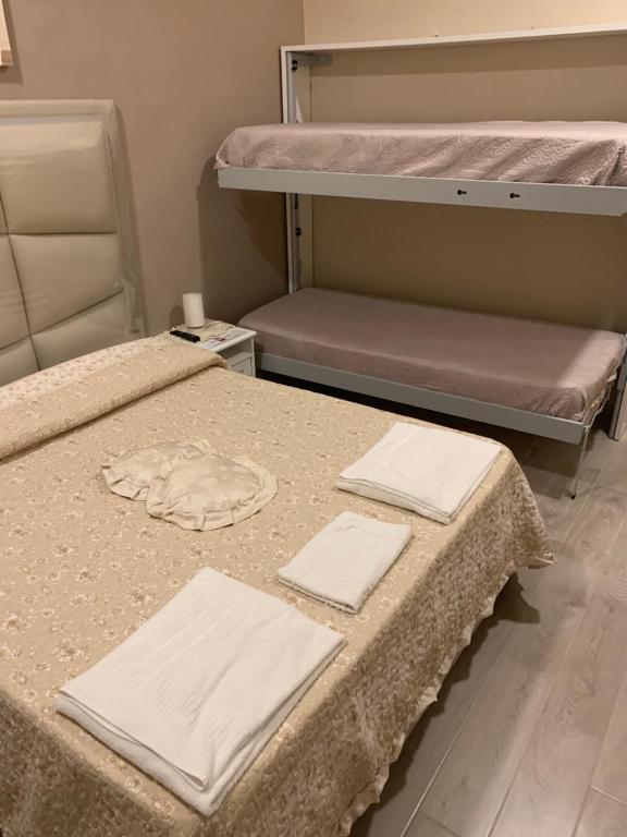 A bed or beds in a room at Sunrise 15