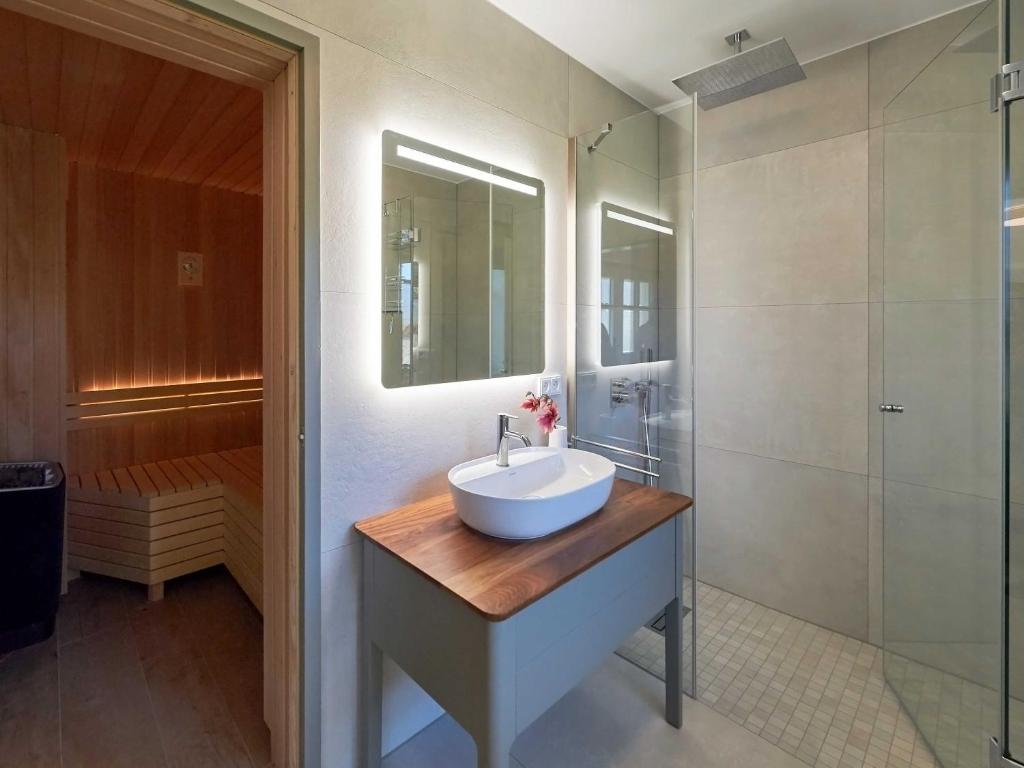 Koupelna v ubytování Mönchguter Reethus mit Wasserblick, Kamin, Sauna