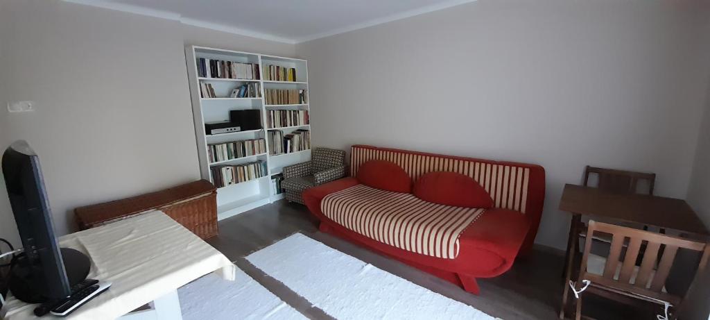 Televízia a/alebo spoločenská miestnosť v ubytovaní Könyvkuckó Apartman