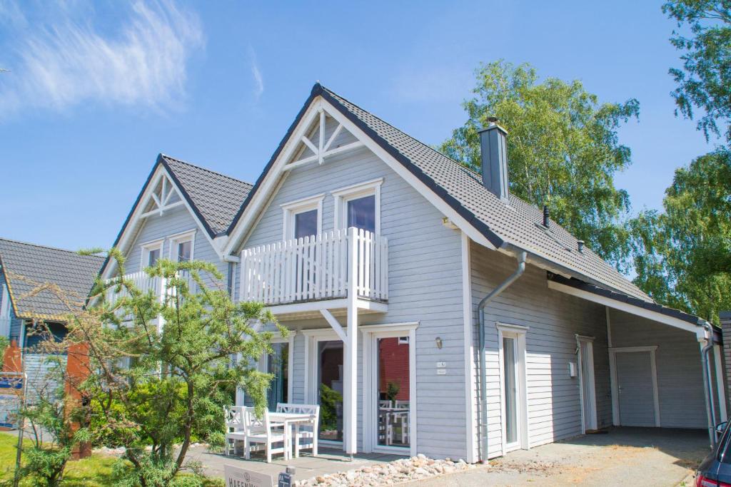 a house with a porch and a balcony at Ferienhaus Ilsebil mit Sauna - in Gager in Gager