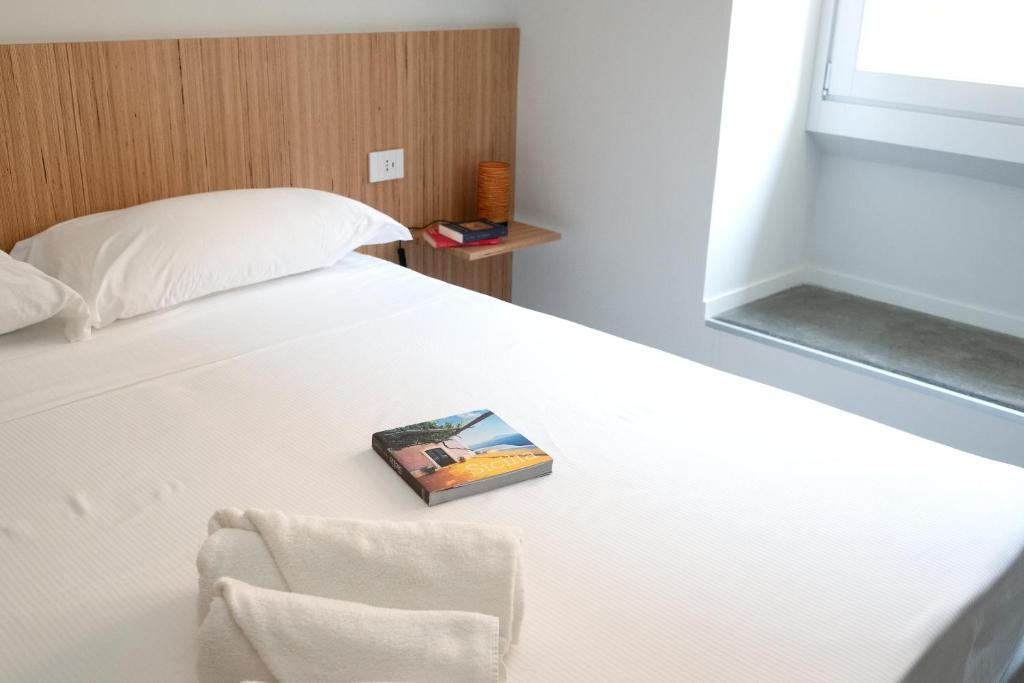 Een bed of bedden in een kamer bij Sognalibro Bed and Books