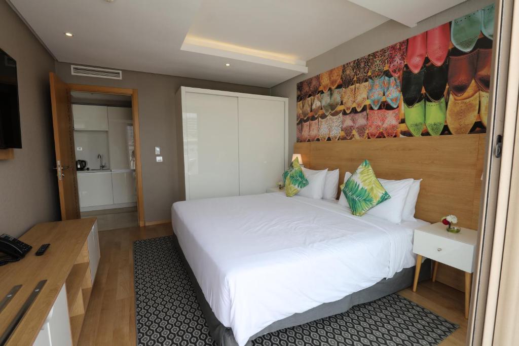 Postel nebo postele na pokoji v ubytování Mid Town Hotel Casablanca