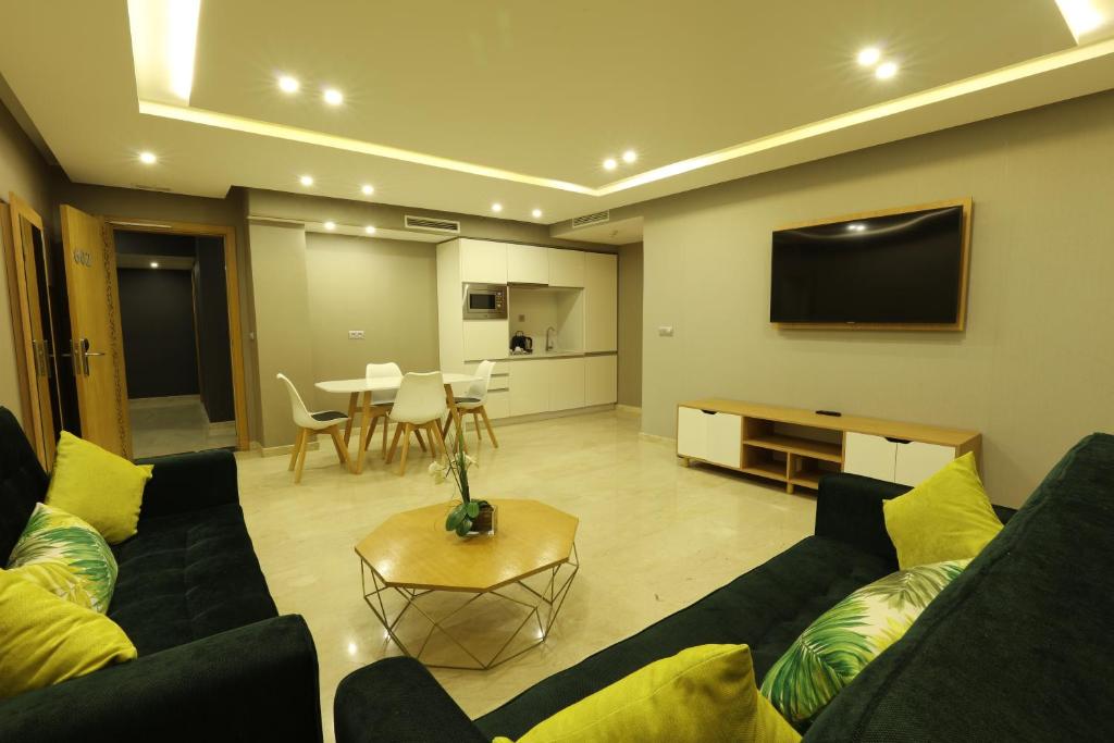 TV a/nebo společenská místnost v ubytování Mid Town Hotel Casablanca