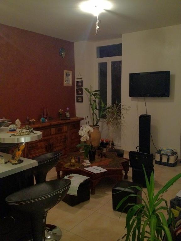 d'un salon avec des chaises, des tables et une télévision à écran plat. dans l'établissement Coquet T3 à 500m de la mer, à Marseille