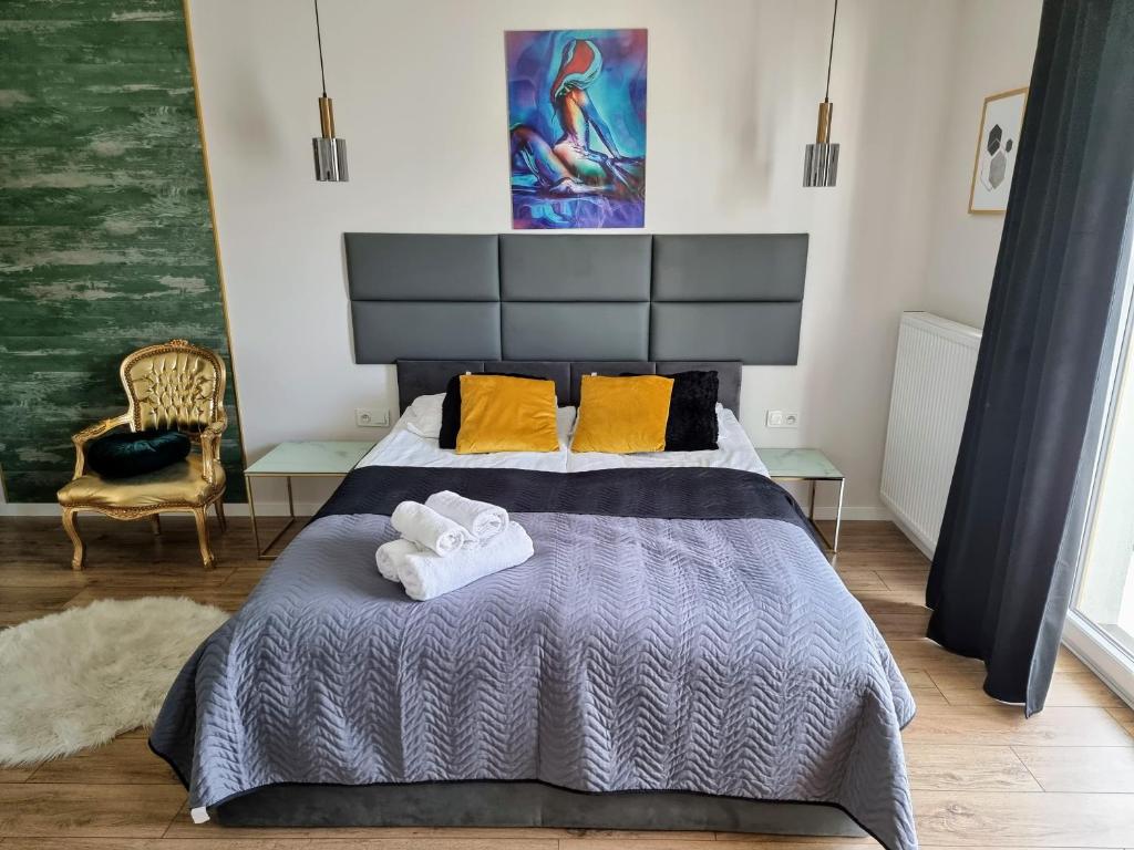 een slaapkamer met een bed met twee handdoeken erop bij Apartment Jana Kazimierza Wola in Warschau