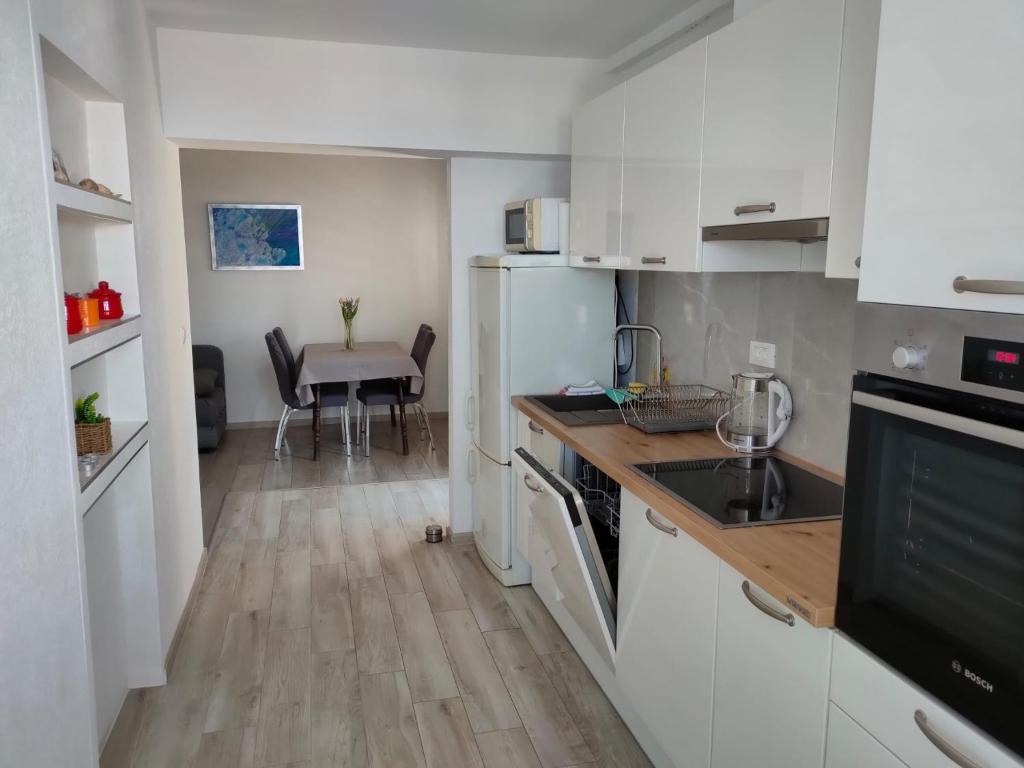 Kuchyňa alebo kuchynka v ubytovaní Apartman Adriatic Pavlinovic - Makarska