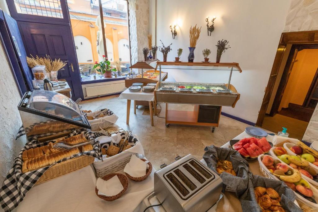 a table with a bunch of food and a piano at Hotel Gott in Braşov