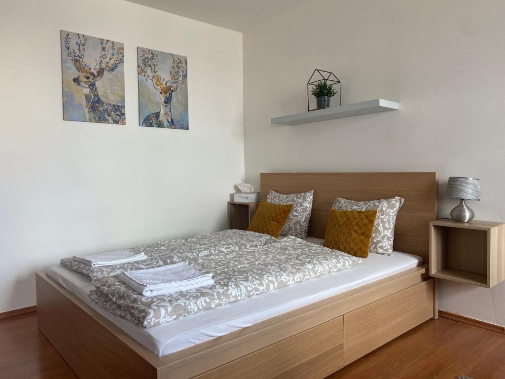 sypialnia z dużym łóżkiem w pokoju w obiekcie SATYS Apartments w Ostravie