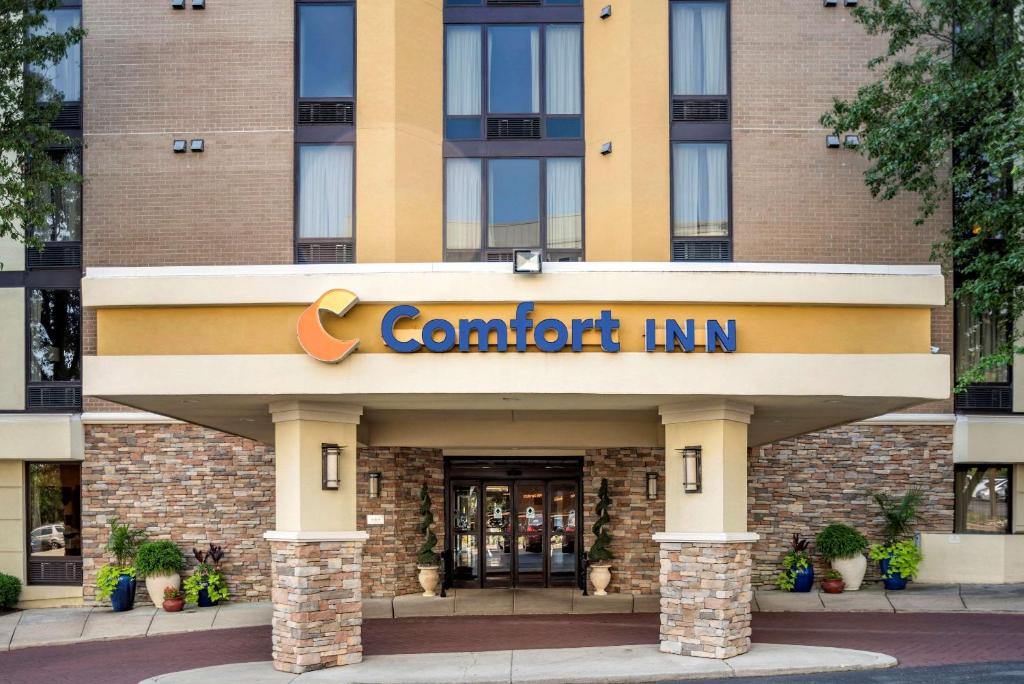 un edificio con un cartel que lee posada confort en Comfort Inn Shady Grove - Gaithersburg - Rockville, en Gaithersburg