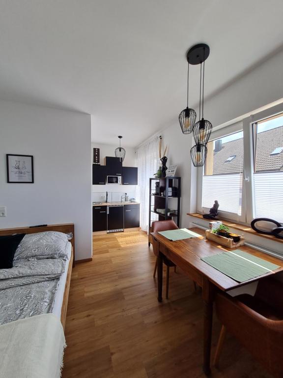 sala de estar con mesa y sofá en Ferienapartment Heimatgefühl en Bühl