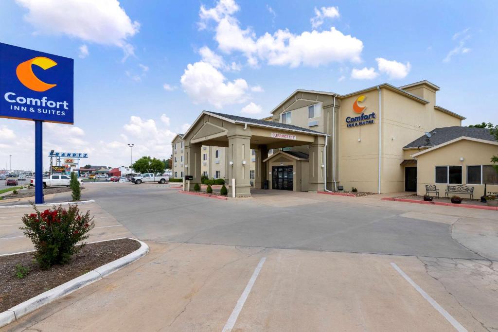 Comfort Inn & Suites Ponca City near Marland Mansion في Ponca City: اطلالة امامية على مبنى فيه محل