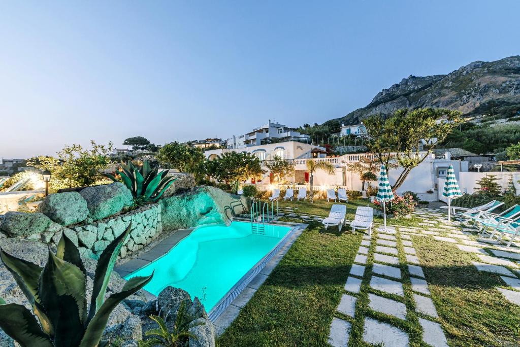 Nespecifikovaný výhled na hory nebo výhled na hory při pohledu z hotelu