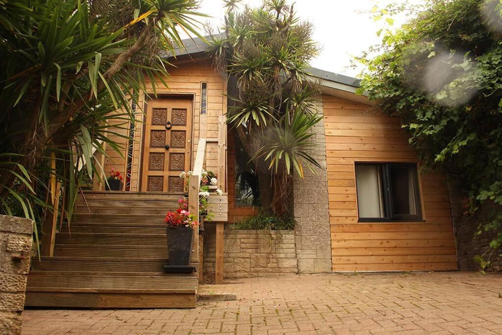 uma casa com uma escada que leva a uma porta em Peaceful & Central Self Contained 1 Bedroom House em Glastonbury