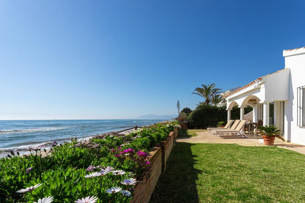 une maison avec un jardin à côté de la plage dans l'établissement Charming villa on the seafront, à Marbella