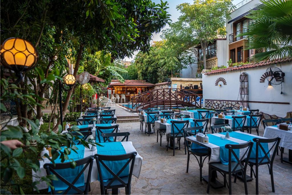 A restaurant or other place to eat at Castle Old Town Hotel