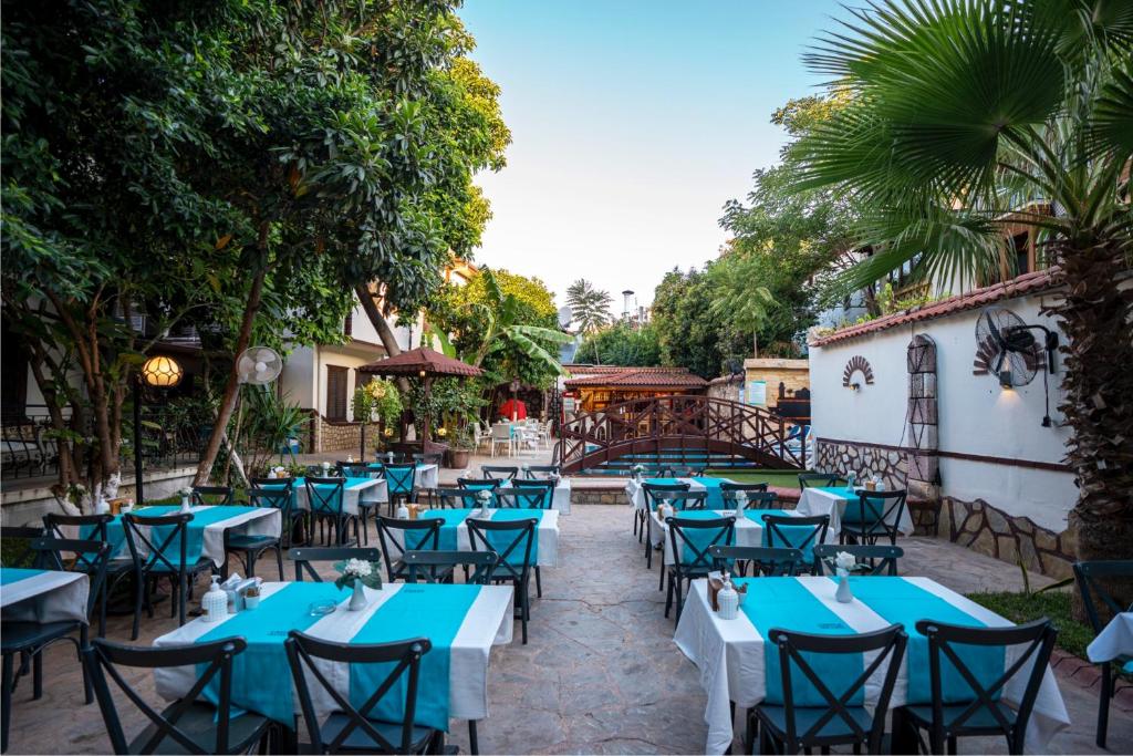 A restaurant or other place to eat at Castle Old Town Hotel