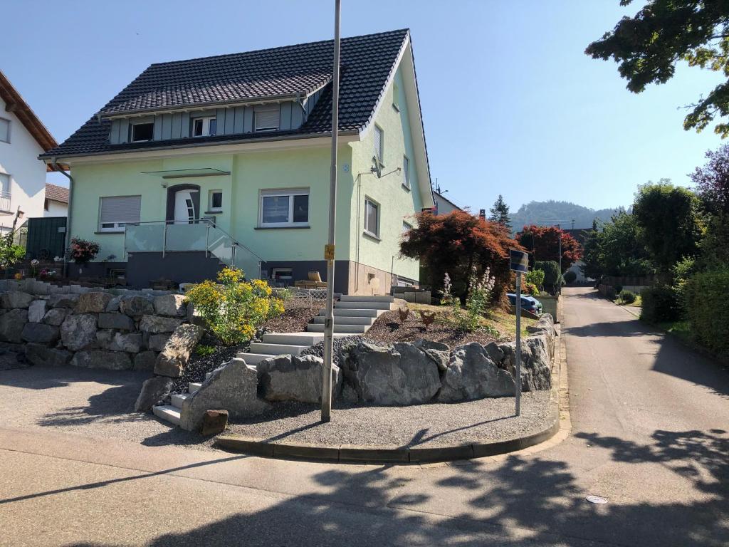 een huis met een hek voor een straat bij Ferienwohnung Emily in Friesenheim