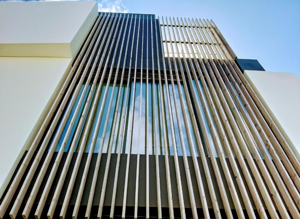 uma fachada de um edifício com vista para o céu em Aljube Residences II - Apartamento novo centro PDL em Ponta Delgada