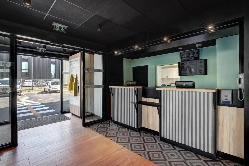 Kuchyň nebo kuchyňský kout v ubytování B&B HOTEL Evian Publier