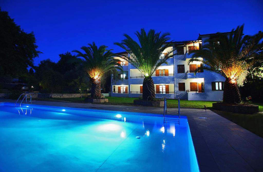 una casa con piscina por la noche en Villa Maro, en Skopelos Town