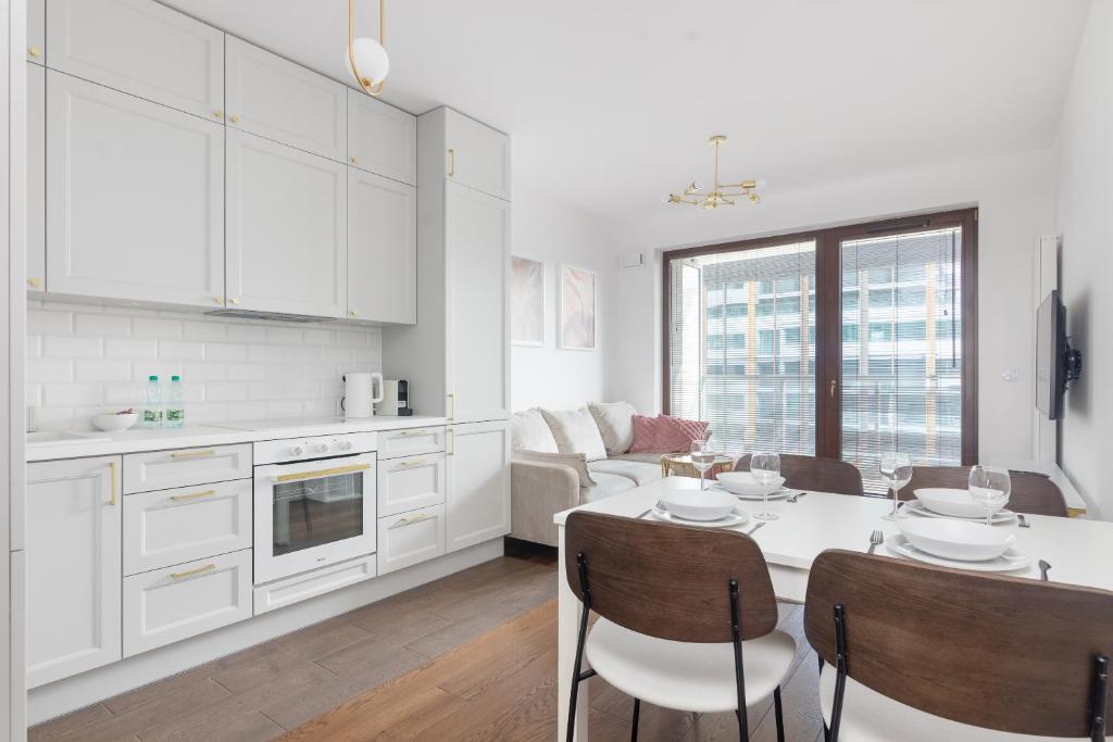 Kuchyňa alebo kuchynka v ubytovaní Burakowska Pastel Elegant Apartment