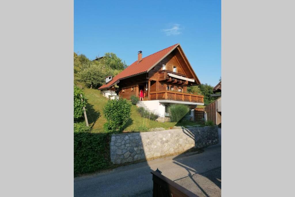 una casa se muestra desde la calle en Private cottage house near Ljubljana en Šentvid pri Stični