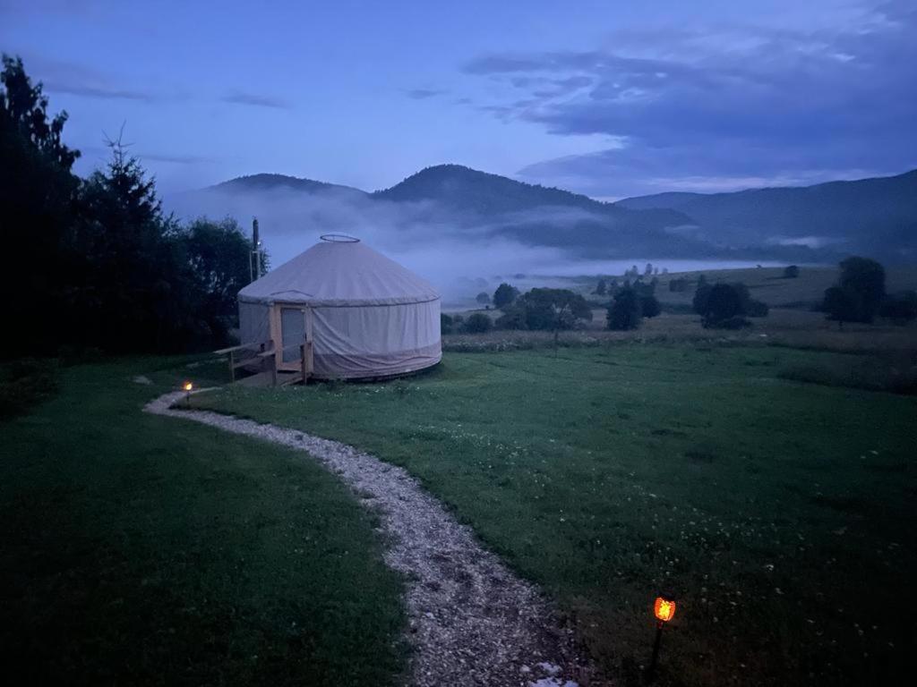 Příroda nedaleko luxury tent