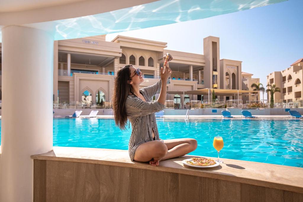 Bazén v ubytování Pickalbatros Aqua Blu Resort - Hurghada nebo v jeho okolí