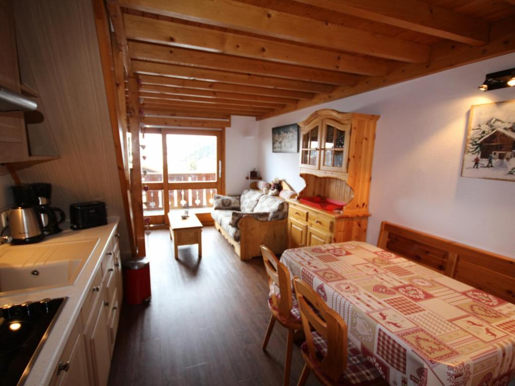 uma cozinha e um quarto com uma cama num quarto em Appartement Hauteluce, 3 pièces, 8 personnes - FR-1-293-66 em Hauteluce