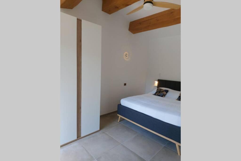 1 dormitorio con cama y techo en Un petit coin de Bali avec SPA et piscine privés, en Carpentras