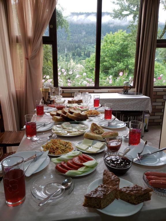 een tafel met borden eten erop bij Guest House Nanu in Mestia