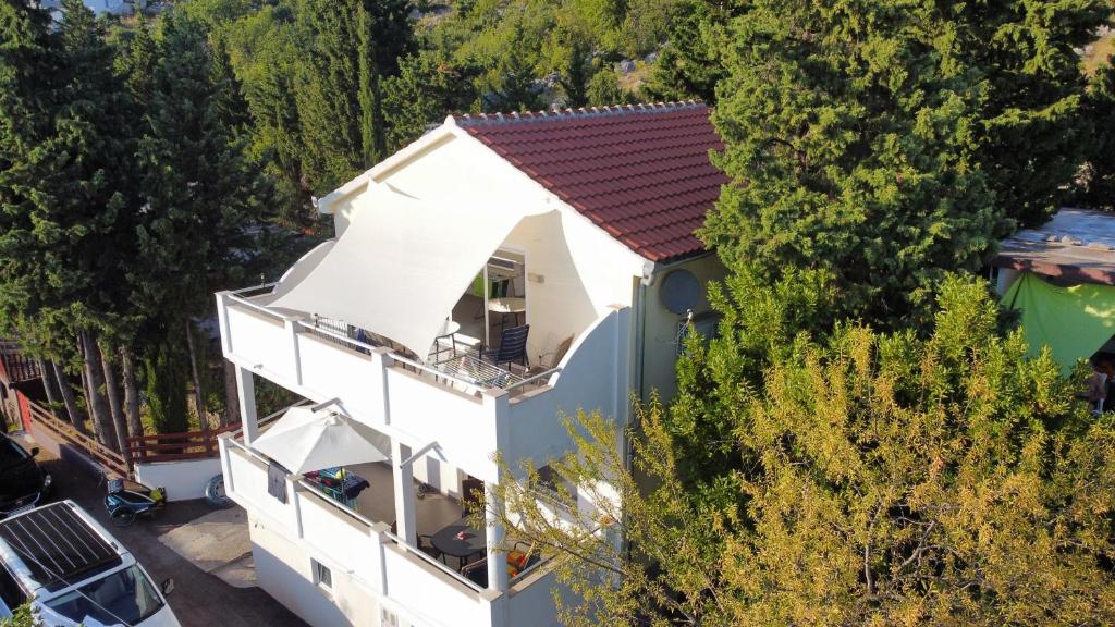 een luchtzicht op een huis met een balkon bij Tomo Apartment in Starigrad-Paklenica