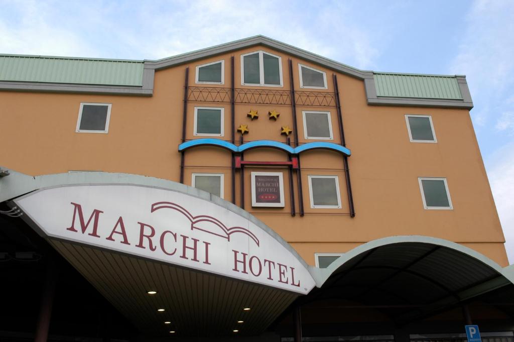 un edificio con un cartel de hotel marriott delante de él en Marchi Hotel, en Soliera