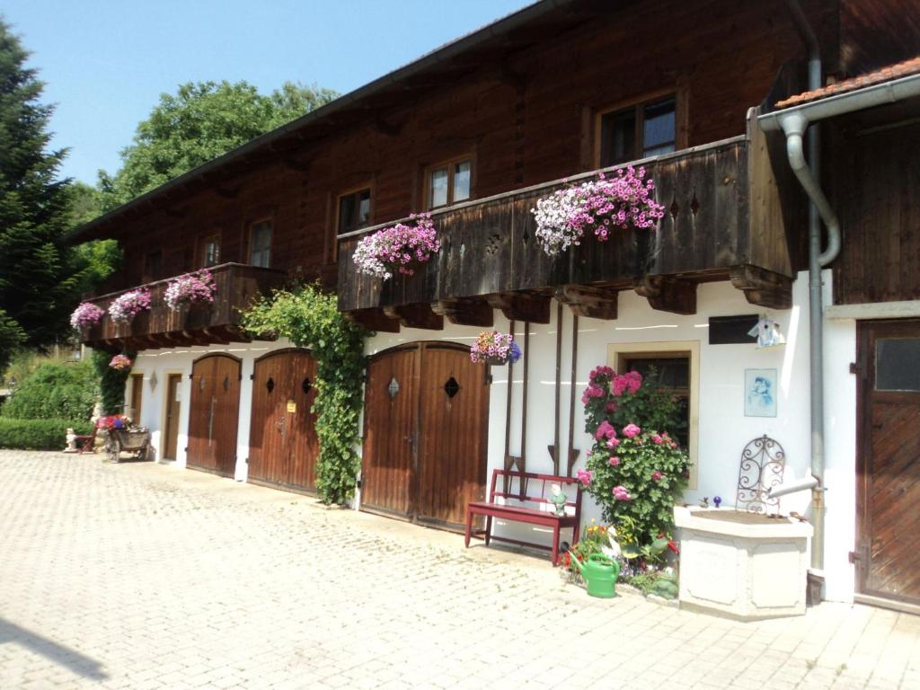 a building with flowers on the side of it at Schellenberger Hof in Soyen