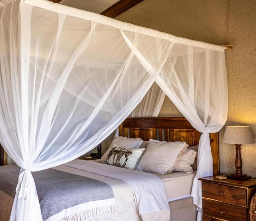 Postel nebo postele na pokoji v ubytování Hartenbos Private Game Lodge