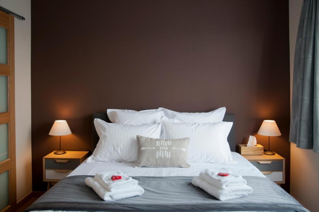 ein Schlafzimmer mit einem Bett mit Handtüchern darauf in der Unterkunft Wellintown Guest House in Waterloo