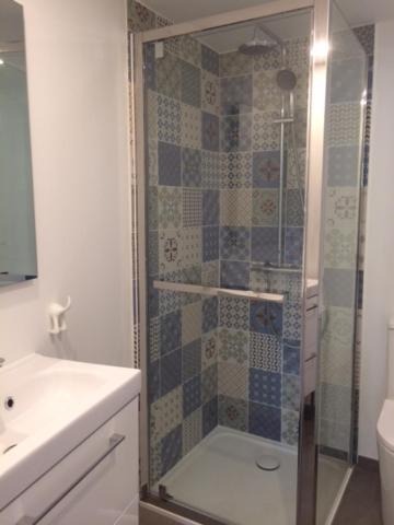 W łazience znajduje się prysznic ze szklanymi drzwiami. w obiekcie Chambre indépendante avec terrasse privée et piscine w mieście Nîmes