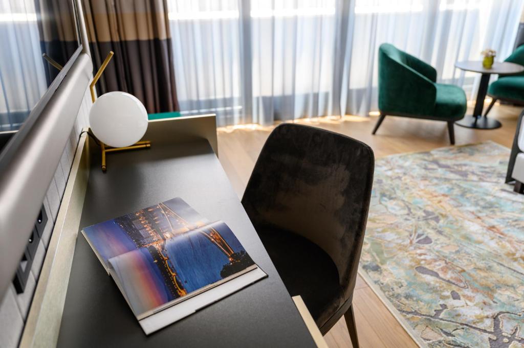 Posedenie v ubytovaní Emerald Downtown Luxury Suites by Continental Group