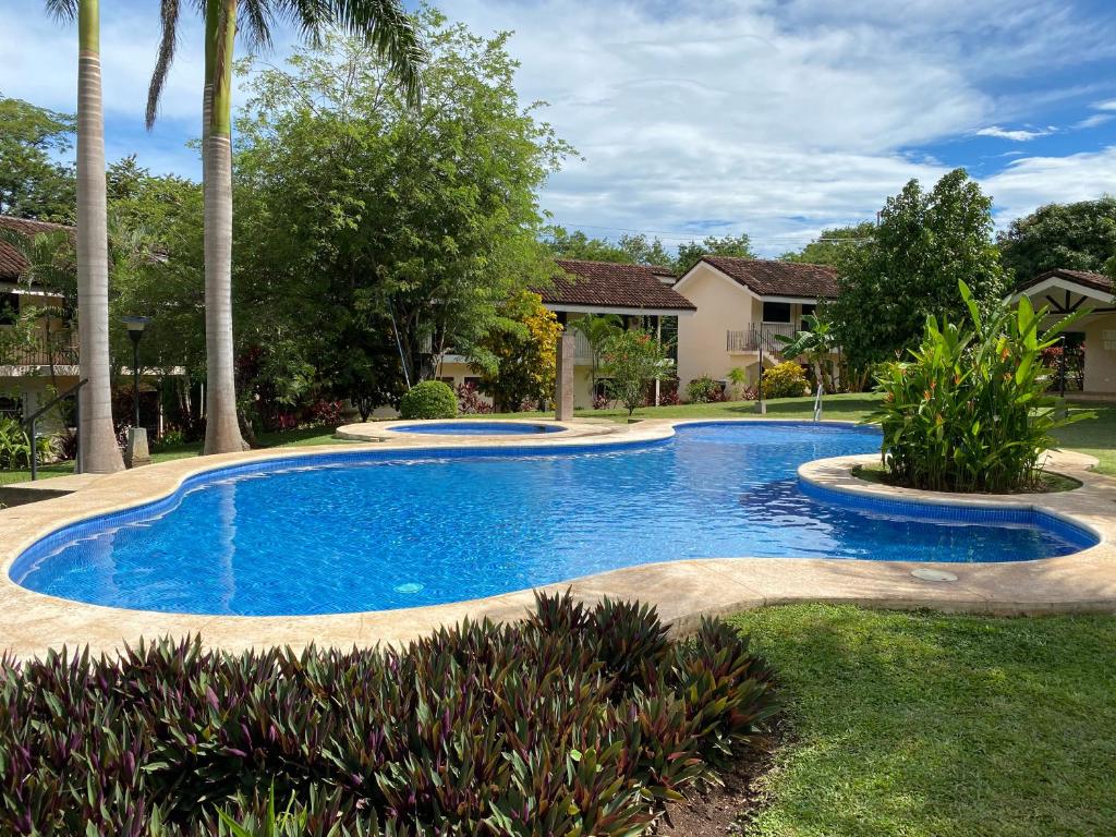 - une piscine dans la cour d'une maison dans l'établissement Soleil Studio Ocotal, à Sardinal