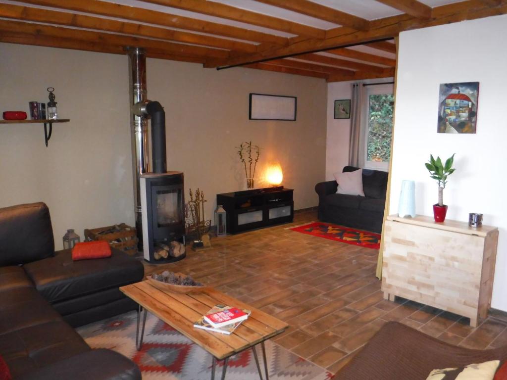 Posezení v ubytování The Vianden Cottage - Charming Cottage in the Forest