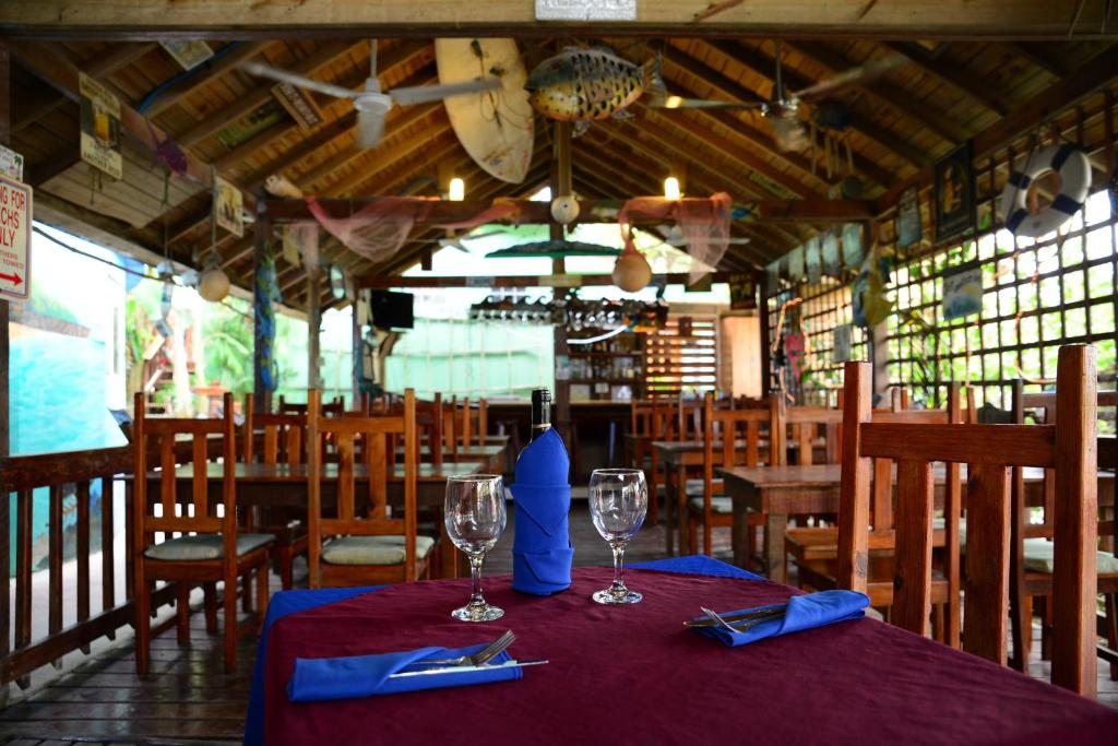 Restaurace v ubytování West Bay Lodge and Spa