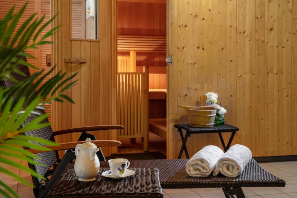 Příslušenství pro přípravu čaje a kávy v ubytování Aparthotel Chiemgaufuchs - CHIEMGAUKARTE Neu ab Mai 2025!