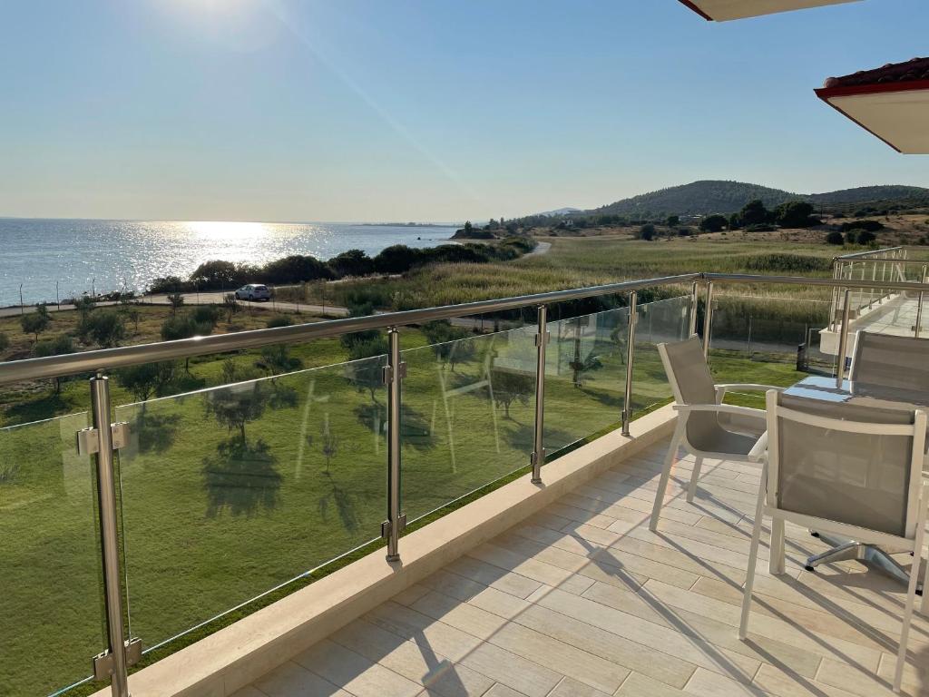 Un balcón con sillas y vistas al océano. en Kalivas beach house, en Metamorfosi