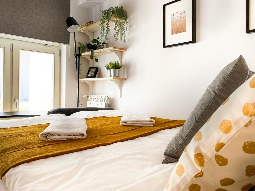 Łóżko lub łóżka w pokoju w obiekcie Charming Studio for couples in the heart of Cracow