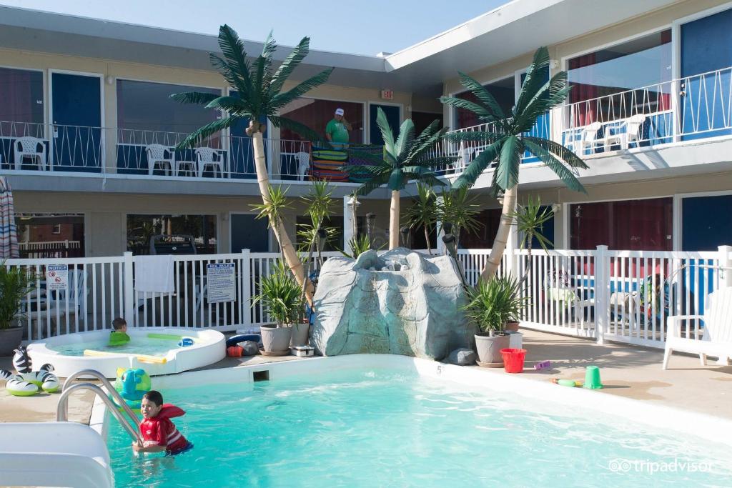 a child playing in a swimming pool in a resort at Sandbox Motel in Wildwood