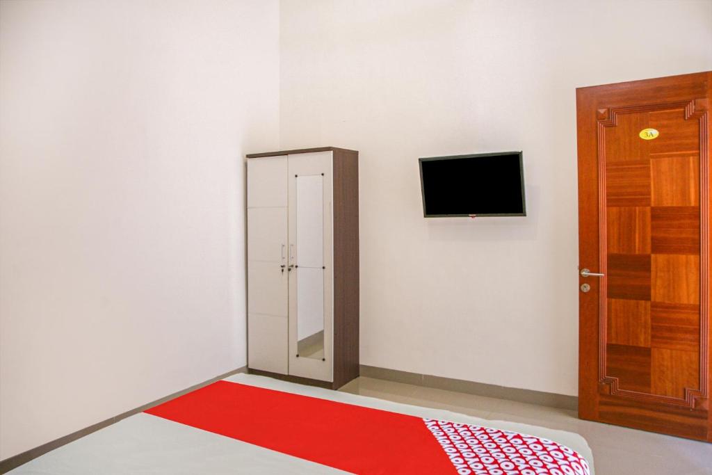 TV a/nebo společenská místnost v ubytování OYO 3438 Pasir Padi Inn Syariah