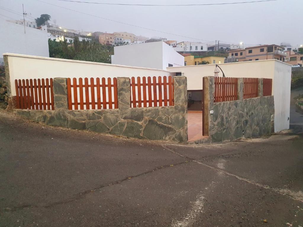 巴爾韋德的住宿－V.V JUANA，道路一侧的围栏