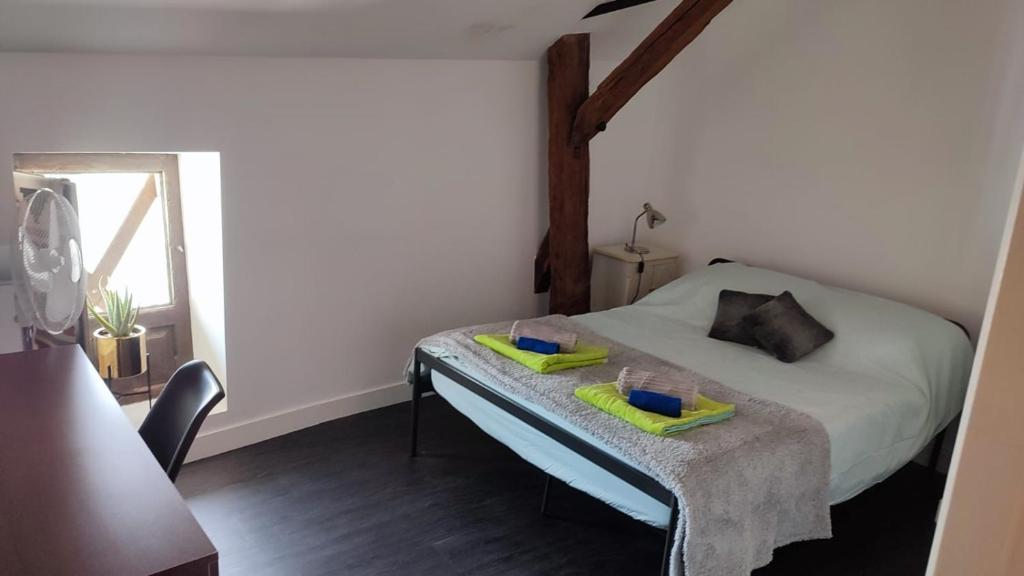 Salardine Apartments - Duplex with Modern Touch في Châlus: غرفة نوم عليها سرير وحاويتين