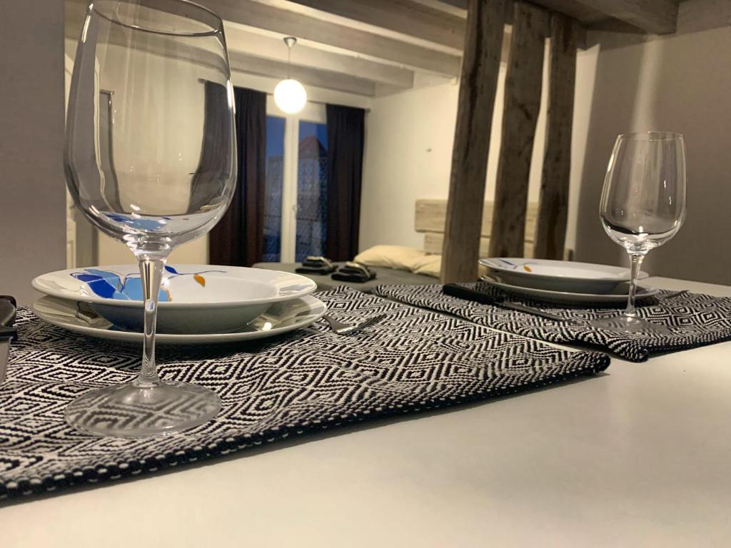 un tavolo con due bicchieri da vino e una tovaglia di Appartamento confortevole a Cagliari