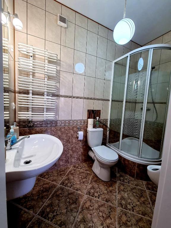 Kúpeľňa v ubytovaní Willa Puńsk z basenem nad jeziorem